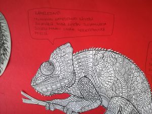 Kuvituskuva omakuvallisen eläinkollaasin esimerkkitoteutuksesta. Valokuvassa kameleontti.